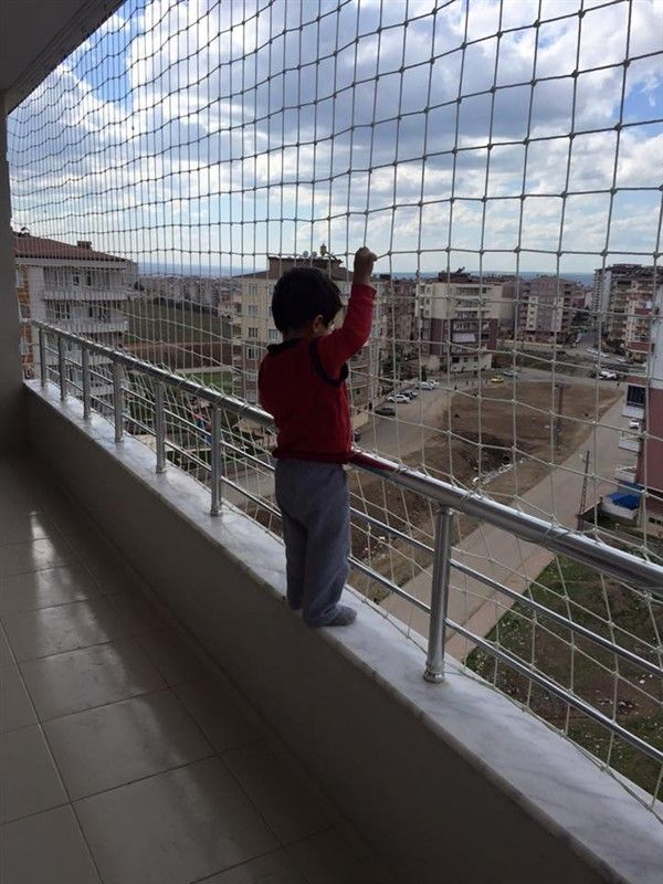 Balcony safety net installation for child protection